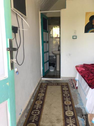 阿斯旺Nubian Beach - حسن فوكس的走廊,门通往带浴室的房间
