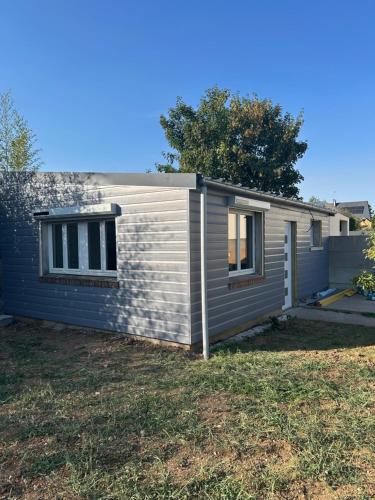 a modular home with a yard at Appartement au calme in Saint-Denis-sur-Loire