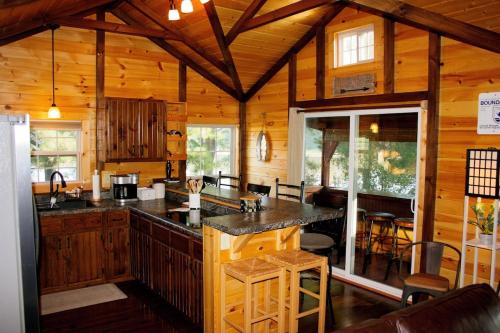 Kuchyň nebo kuchyňský kout v ubytování Lakefront Retreat for 8 with Fire Pit & Cozy Cabin Vibes
