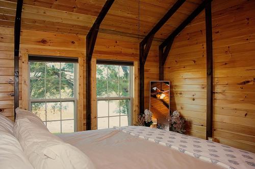 Postel nebo postele na pokoji v ubytování Lakefront Retreat for 8 with Fire Pit & Cozy Cabin Vibes