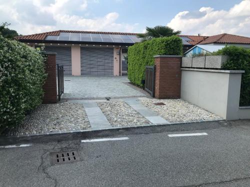 a driveway of a house with a garage at Ca' del Maharajà in Gargallo