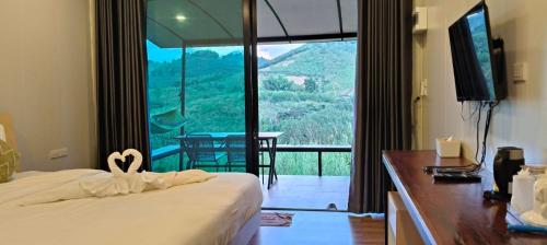 Postel nebo postele na pokoji v ubytování kirirat khaokho Resort