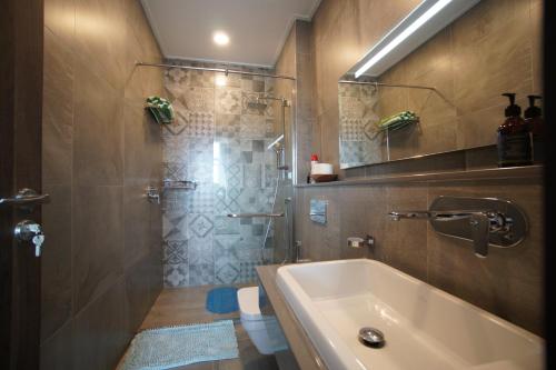 Un baño con bañera, ducha y lavabo. en Luxury Skynest with Gym and Pool in Westlands, en Nairobi