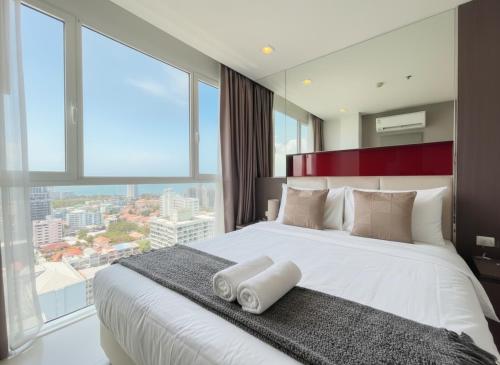 Postel nebo postele na pokoji v ubytování The vision condo - Sea view apartment balcony Pattaya Pratumnak beach