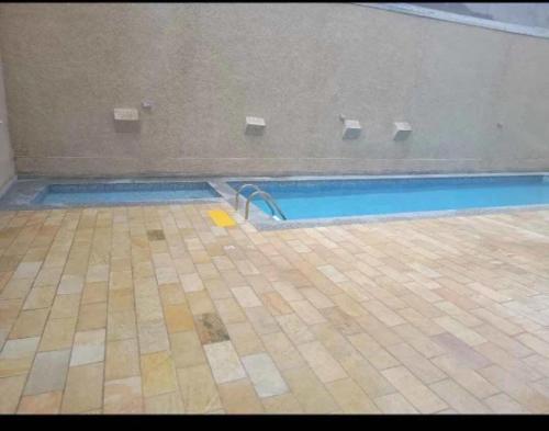 une piscine dans un bâtiment avec une piscine dans l'établissement Apartamento 88A, à São Paulo