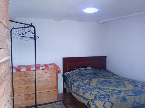 une chambre avec un lit et une commode dans l'établissement Ortega'S Guest House, 
