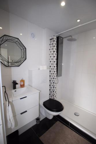 une salle de bains avec des toilettes à siège noir dans l'établissement Cocon douceur, à Gingsheim