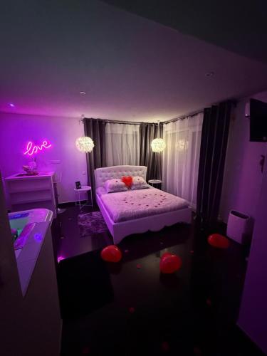 une chambre avec un lit dans une chambre violette dans l'établissement Cocon douceur, à Gingsheim