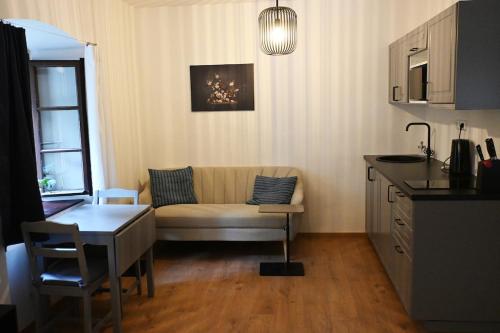 ein Wohnzimmer mit Sofa und Tisch in der Unterkunft Comfy Nature Stay in Líšnice