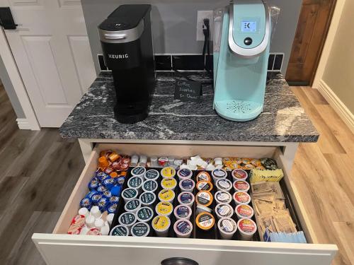 カリスペルにあるCountry Way Innのたくさんの種類のドーナツが詰まった引き出し