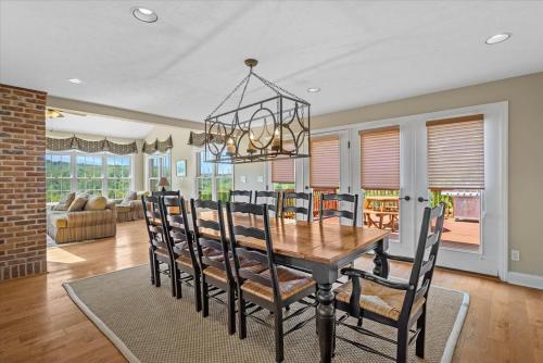 Posezení v ubytování Serene 6BR country home on 325 acres ATV for rent