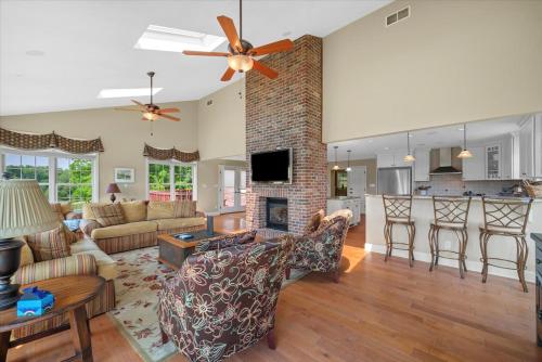 TV a/nebo společenská místnost v ubytování Serene 6BR country home on 325 acres ATV for rent