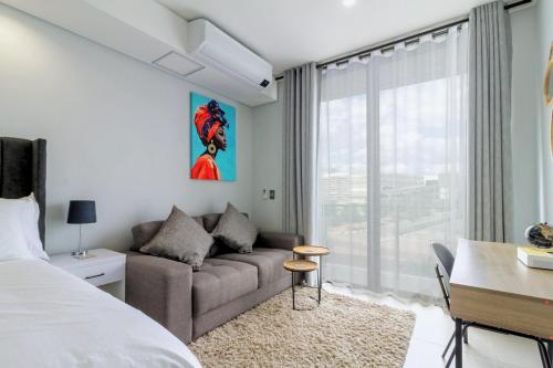une chambre avec un lit, un canapé et une table dans l'établissement Ellipse Waterfall 4212, à Midrand