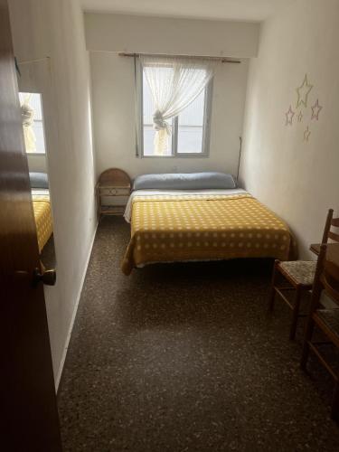 a bedroom with two beds and a window at habitacion en silla in Silla