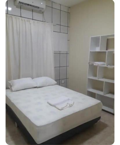 En eller flere senge i et værelse på Residencial Crispim