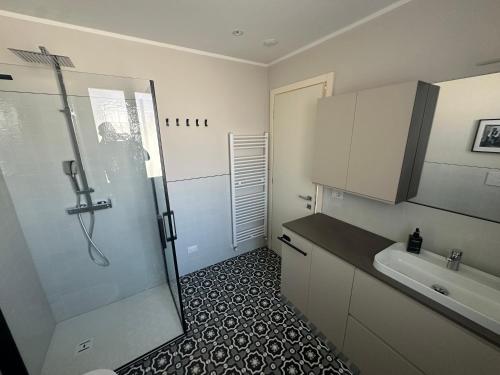 a bathroom with a shower and a sink at Casa PORTA LANERO di Francesco e Alessandro in Nizza Monferrato
