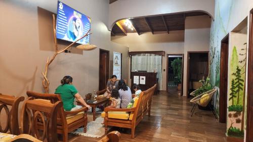 een groep mensen die aan een tafel in een restaurant zitten bij Hostal Marias in Copan Ruinas