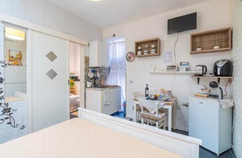 a room with a kitchen and a table in it at Casa andré in Siracusa