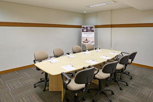 Бизнес-центр и/или конференц-зал в Mercure Guarulhos Aeroporto