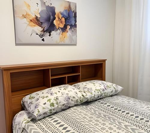 um quarto com uma cama e uma pintura na parede em Plano 22 Prime Loft em Extrema