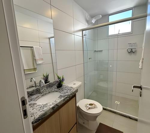 um banheiro com vaso sanitário, pia e chuveiro em Plano 22 Prime Loft em Extrema