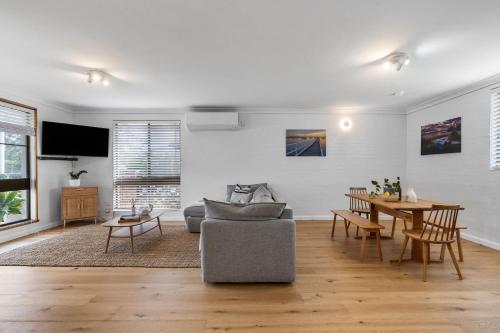 TV a/nebo společenská místnost v ubytování Lilly Pilly at Callala Beach