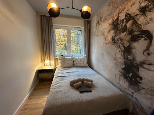 Un dormitorio con una cama con un cuadro en la pared. en Enduro Spot - Apartament pod Kozią Górą, en Bielsko-Biala