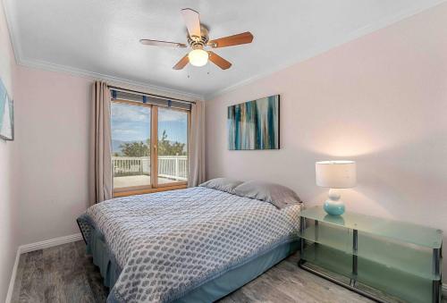 Postel nebo postele na pokoji v ubytování Quiet Comfort Suite 2b1b