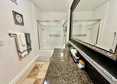 Koupelna v ubytování The Charming Condo First Floor, Patio, And Pool