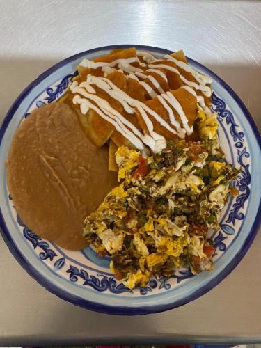 une assiette de nourriture sur une table avec de la nourriture dans l'établissement Adhoc Barrio Antiguo, à Monterrey