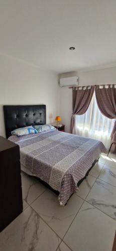 コロンにあるLa princesaのベッドルーム1室(大型ベッド1台、黒いヘッドボード付)