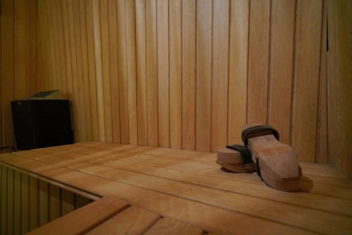 un angolo di una sauna con due sacchi sul pavimento di View Cave Hotel a Göreme