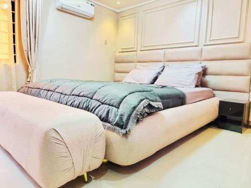 two beds sitting next to each other in a room at Rare Luxury 2bed guest house with private garden close to airport in Magodo