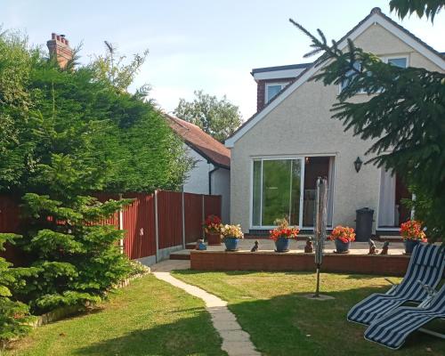 a house with a fence and a bench in the yard at Central to town, 4 bedrooms, sleeps 8, parking for 4 plus cars in Stratford-upon-Avon