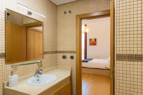 un baño con lavabo y espejo en PUERTA DEL SOL - Vigo Centro, en Vigo