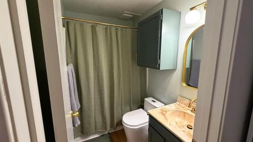 Vannituba majutusasutuses Main St Studio - Walk to Lifts, Dining, and Shopping