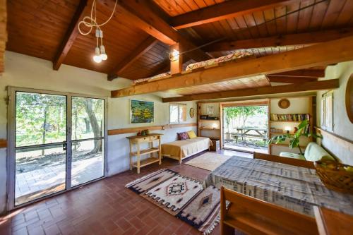 uma grande sala de estar com uma cama e uma mesa em La Collina dei Ciliegi em Pecetto