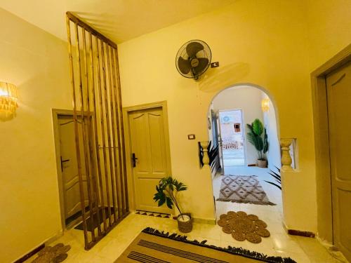 a hallway with an arched doorway and an entry way at Shali Home in Siwa
