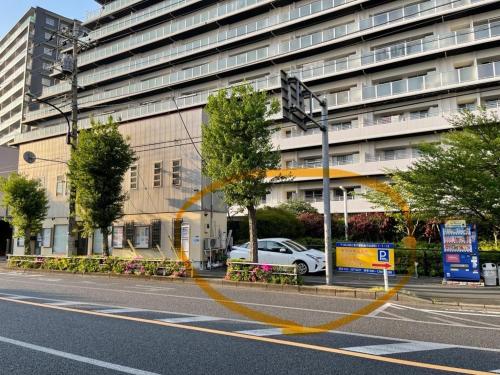 昭島市にある東京昭島迎賓館Aの建物前の車道