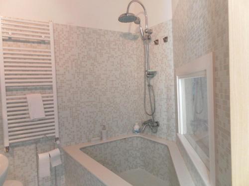 un baño con bañera y ducha en Villa Riviera Naviglio Venezia, en Vigonovo