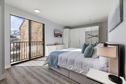 een slaapkamer met een groot bed en een balkon bij The Mason 2003-05 in Cranmer