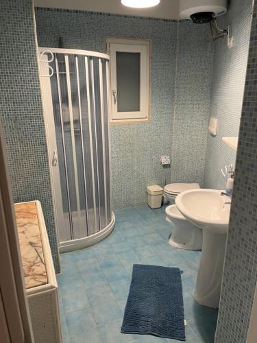 Un baño con ducha, inodoro y lavabo. en Al giardino, en Taranto