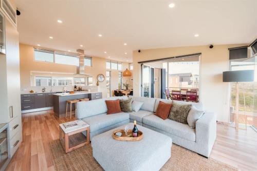 Χώρος καθιστικού στο Tahiti Haven Ocean Front Modern Family Escape