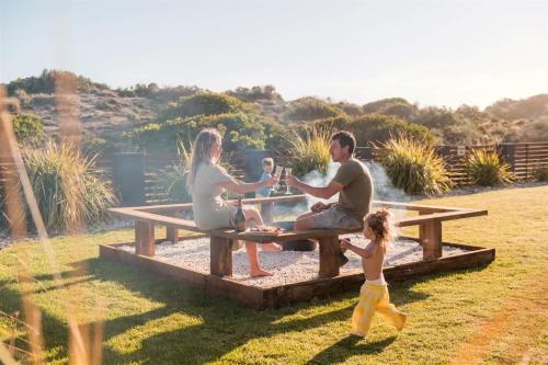 Επισκέπτες που μένουν στο Tahiti Haven Ocean Front Modern Family Escape