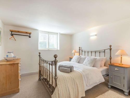 a bedroom with a bed with white sheets and pillows at 3 Bed in Beeston 88223 in Beeston