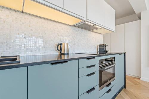 Η κουζίνα ή μικρή κουζίνα στο Modern Studio with Kitchen in Prime Location