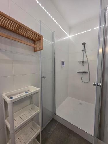 y baño con ducha a ras de suelo. en Ferienhaus Helene, en Güttenbach