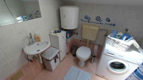 un baño con inodoro y lavabo en Apartment in Porat - Insel Krk 13205, en Porat