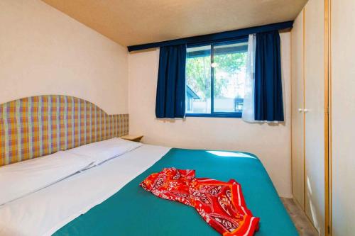 Ένα ή περισσότερα κρεβάτια σε δωμάτιο στο Mobilehomes in Tuoro Sul Trasimeno - Umbrien 24273