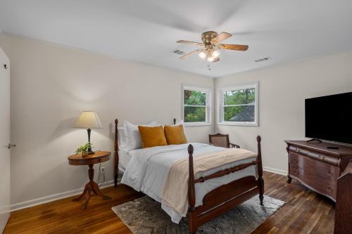 ハッティーズバーグにあるMagnolia Retreatのベッドと薄型テレビのある寝室